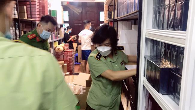 Đột kích tổng kho ở Hà Nội, thu giữ hàng nghìn chai nước hoa không rõ nguồn gốc-10