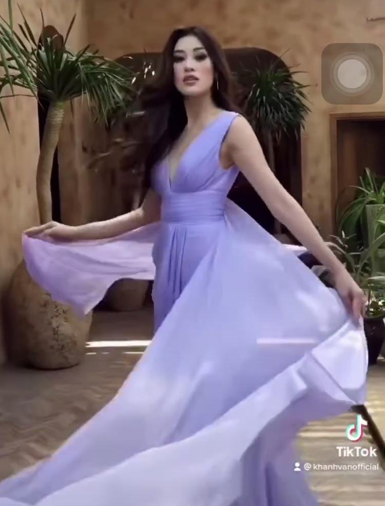 Khánh Vân catwalk bung lụa mừng sắp hoàn thành thời gian cách ly?-2