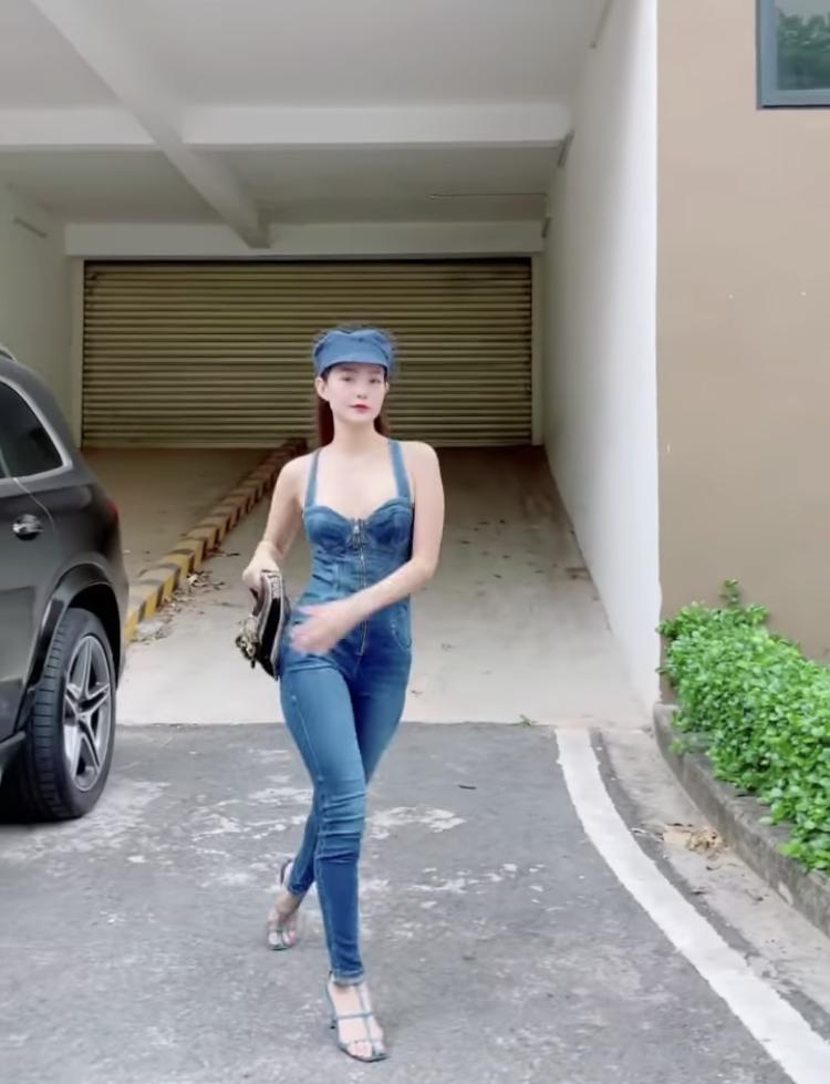 Minh Hằng biến hóa xuất thần thay đồ 30s trên xe ô tô để gặp crush-1