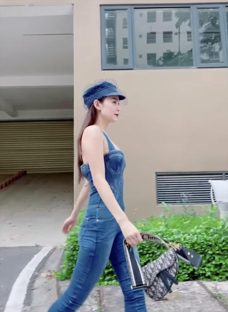 Minh Hằng biến hóa xuất thần thay đồ 30s trên xe ô tô để gặp crush-2