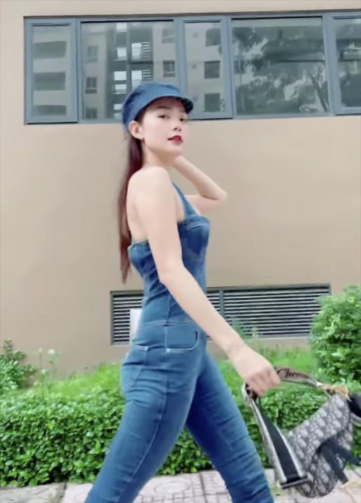 Minh Hằng biến hóa xuất thần thay đồ 30s trên xe ô tô để gặp crush-3