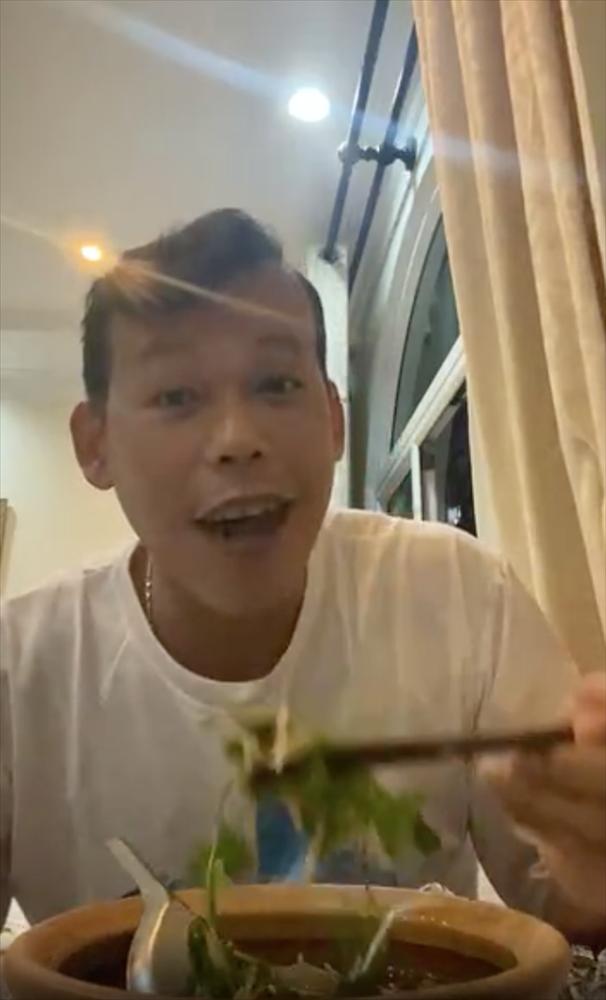 Tấn Trường vừa ăn bào ngư vi cá vừa livestream trong lúc chờ rời khu cách ly-2