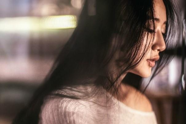 Dọn dẹp giá sách của con trai, tôi bàng hoàng khi thấy một loạt tờ giấy lạ rơi ra-2