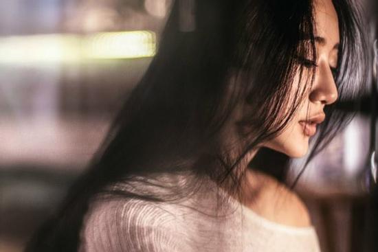 Dọn dẹp giá sách của con trai, tôi bàng hoàng khi thấy một loạt 'tờ giấy lạ' rơi ra