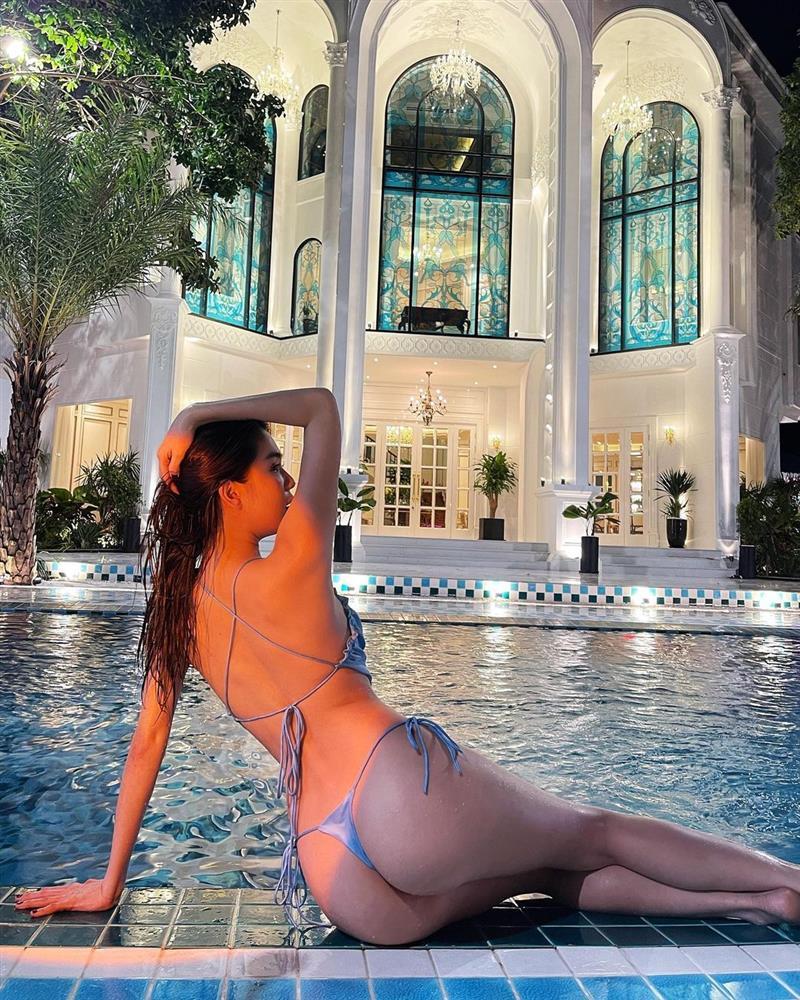 Ngọc Trinh khoe trọn vẹn vòng 3 trong bộ bikini bé bằng nắm tay-6