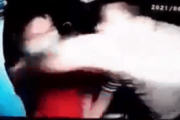 Tài xế taxi bị khách hàng hành hung: Công bố rõ nét ảnh kẻ tấn công-2