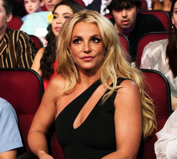 Clip: Britney Spears sốt 38,8 độ vẫn chuyên nghiệp trình diễn-1