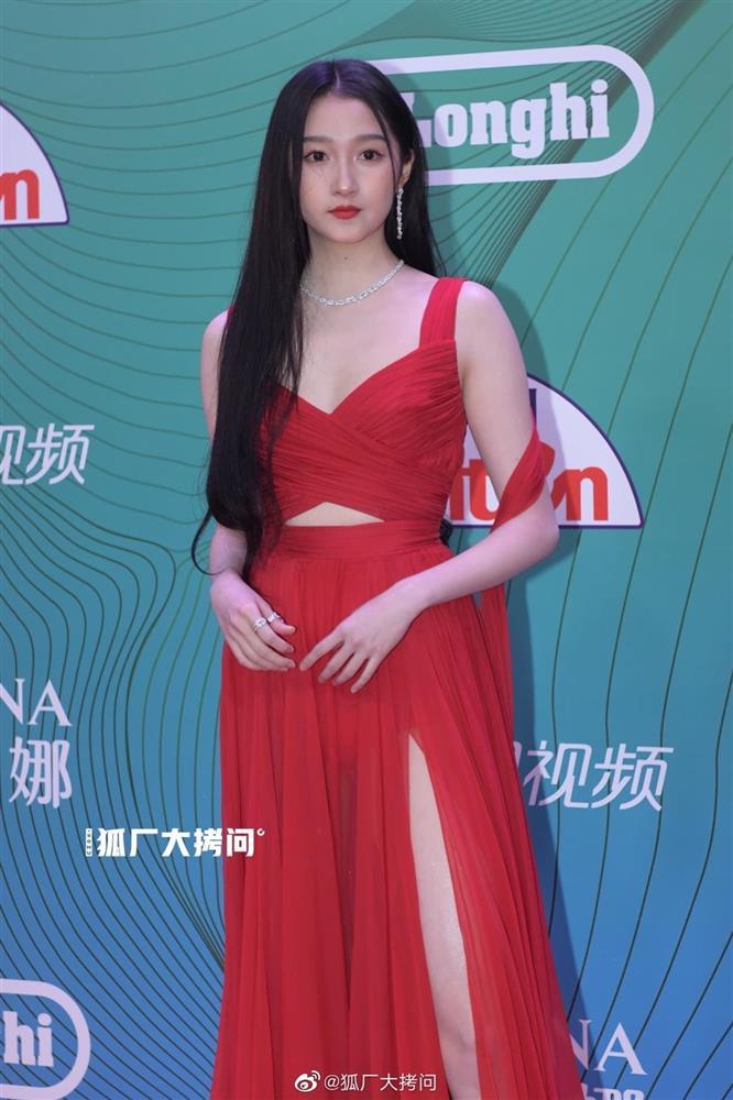 Quan Hiểu Đồng diện đầm đỏ xinh đẹp hút hồn đến mức khiến netizen Trung dậy  sóng  Phong cách sao  Việt Giải Trí