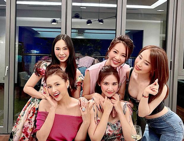 Hội bạn Hà Thành tụ họp: Quỳnh Nga bị soi ưỡn ẹo cố khoe vòng 3-6