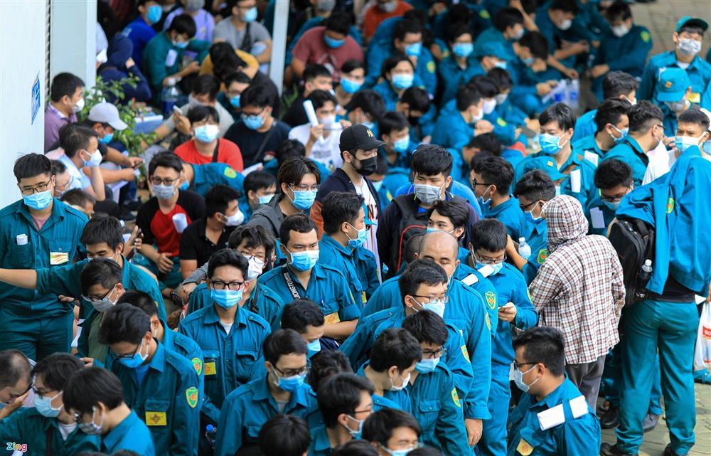 Hơn 9.000 người ùn ứ, chật kín NTĐ Phú Thọ chờ tiêm vaccine Covid-19-2