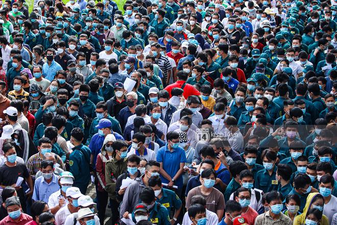 Hơn 9.000 người ùn ứ, chật kín NTĐ Phú Thọ chờ tiêm vaccine Covid-19-3