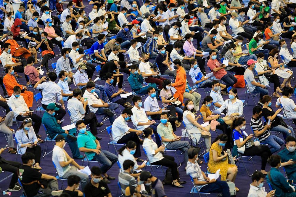 Hơn 9.000 người ùn ứ, chật kín NTĐ Phú Thọ chờ tiêm vaccine Covid-19-5