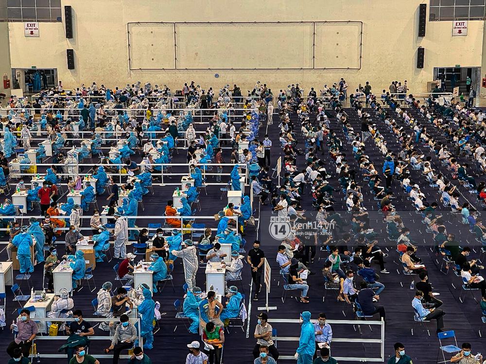 Hơn 9.000 người ùn ứ, chật kín NTĐ Phú Thọ chờ tiêm vaccine Covid-19-11