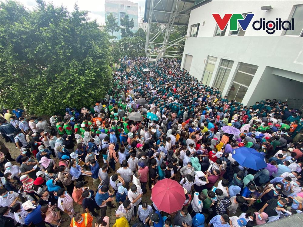 Hơn 9.000 người ùn ứ, chật kín NTĐ Phú Thọ chờ tiêm vaccine Covid-19-6
