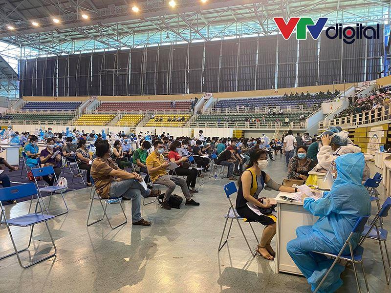 Hơn 9.000 người ùn ứ, chật kín NTĐ Phú Thọ chờ tiêm vaccine Covid-19-12