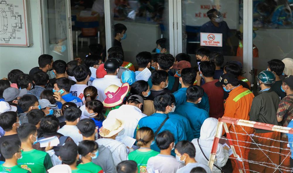 Hơn 9.000 người ùn ứ, chật kín NTĐ Phú Thọ chờ tiêm vaccine Covid-19-7