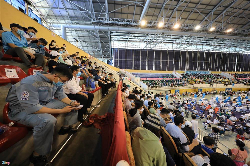 Hơn 9.000 người ùn ứ, chật kín NTĐ Phú Thọ chờ tiêm vaccine Covid-19-10