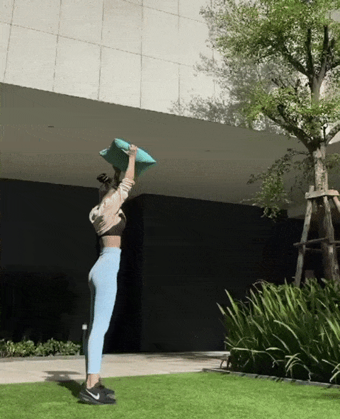 Bạn gái Đặng Văn Lâm thị phạm 4 động tác săn cơ với 1 chiếc gối-8