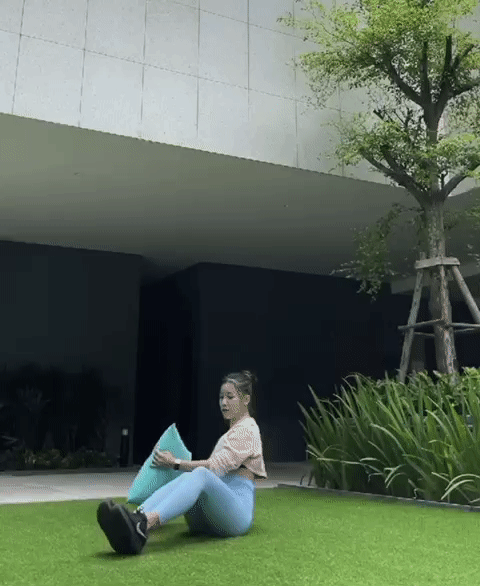 Bạn gái Đặng Văn Lâm thị phạm 4 động tác săn cơ với 1 chiếc gối-9