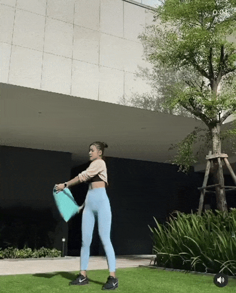 Bạn gái Đặng Văn Lâm thị phạm 4 động tác săn cơ với 1 chiếc gối-10