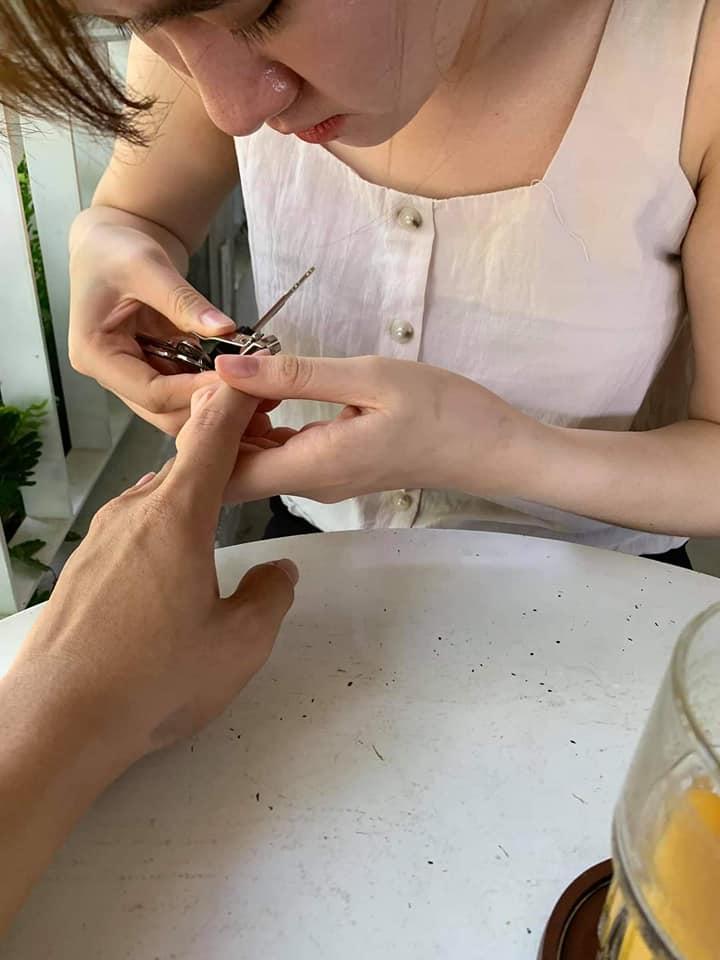 Lo bạn trai tòm tem gái lạ, cô gái tung chiêu cắt móng tay anh em ngả nón-2