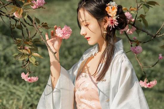 Chuyện 12 cung Hoàng đạo: Cự Giải 'bên ngoài niềm nở, bên trong u sầu'