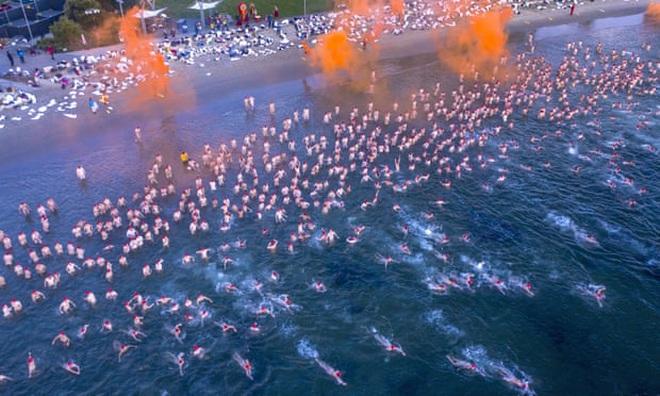 Hơn 1.500 người bơi khỏa thân dưới thời tiết 3 độ C-1