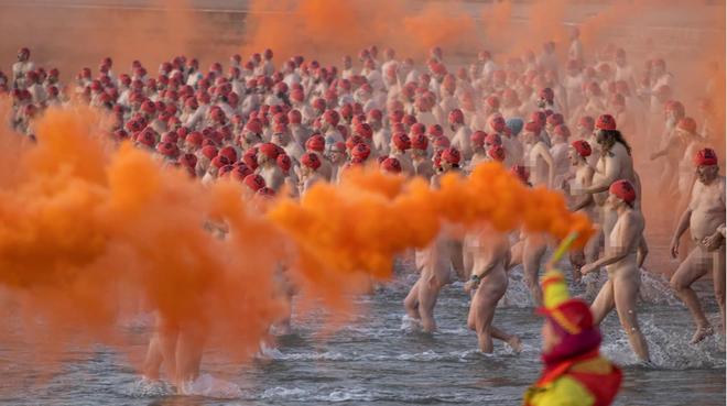 Hơn 1.500 người bơi khỏa thân dưới thời tiết 3 độ C-2