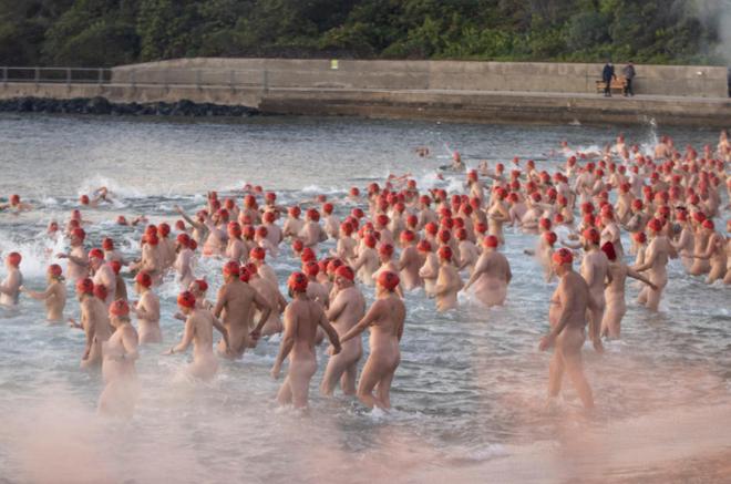 Hơn 1.500 người bơi khỏa thân dưới thời tiết 3 độ C-3