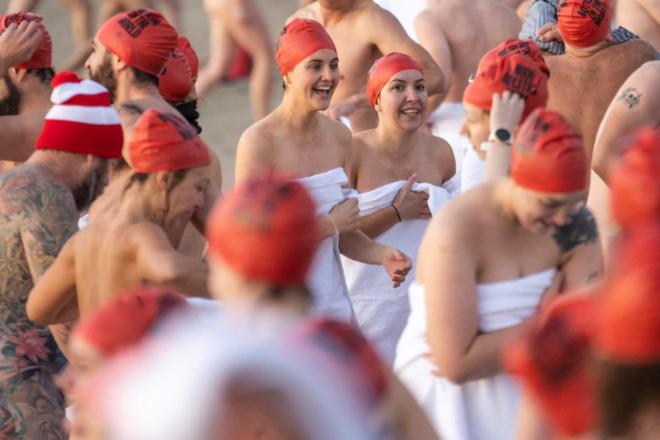 Hơn 1.500 người bơi khỏa thân dưới thời tiết 3 độ C-4