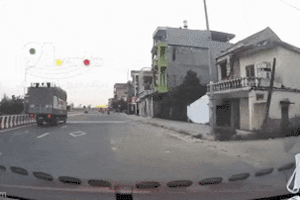 Clip: Nam sinh đâm ô tô, lộn nhiều vòng trên không trước khi tiếp đất