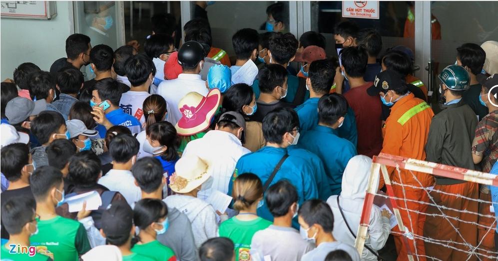 Vì sao hàng nghìn người chen nhau tiêm vaccine ở nhà thi đấu Phú Thọ?-1
