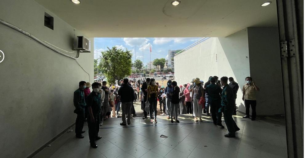 Vì sao hàng nghìn người chen nhau tiêm vaccine ở nhà thi đấu Phú Thọ?-2