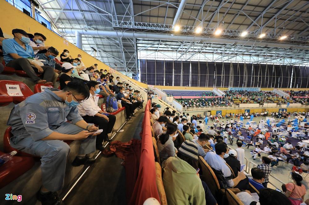 Vì sao hàng nghìn người chen nhau tiêm vaccine ở nhà thi đấu Phú Thọ?-3