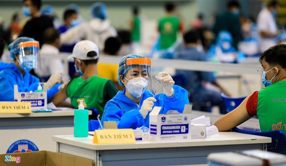 Vì sao hàng nghìn người chen nhau tiêm vaccine ở nhà thi đấu Phú Thọ?-4