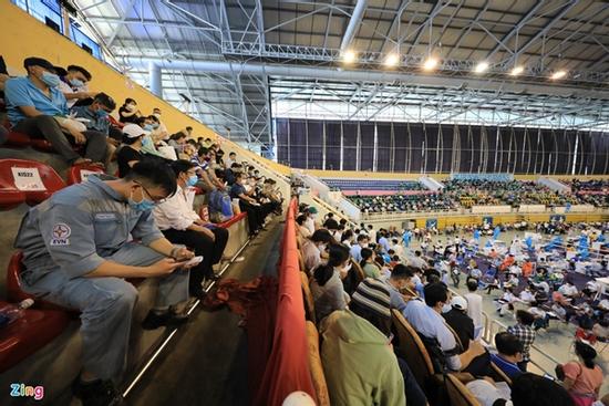 Vì sao hàng nghìn người chen nhau tiêm vaccine ở nhà thi đấu Phú Thọ?