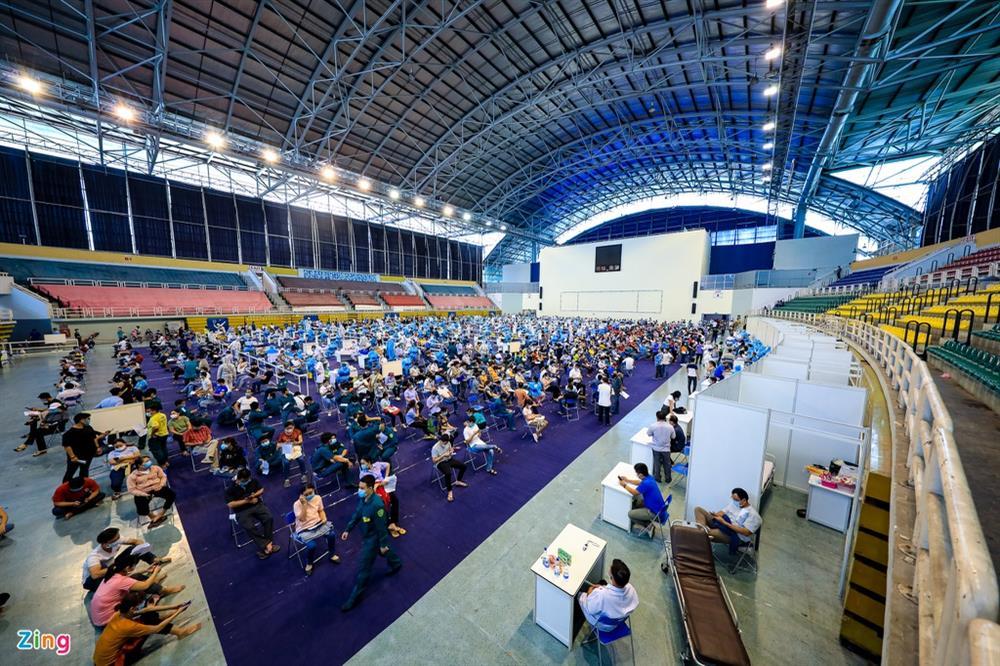 Nghịch lý giãn cách khi tiêm vaccine ở TP.HCM-3