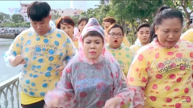 Phương Mỹ Chi, Khánh Thi... giảm cân bằng cách mặc áo mưa tập thể dục-2