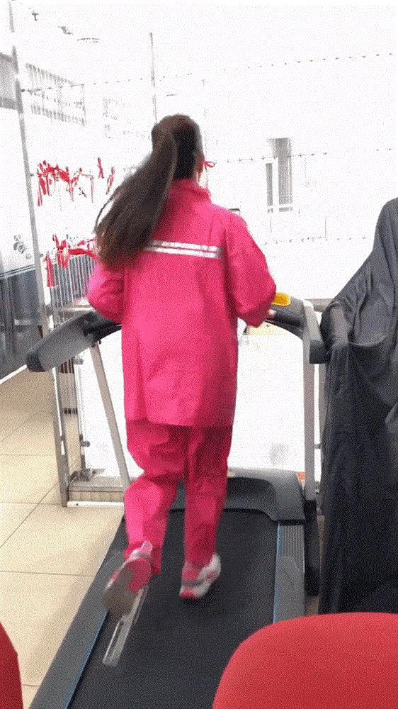 Phương Mỹ Chi, Khánh Thi... giảm cân bằng cách mặc áo mưa tập thể dục-4