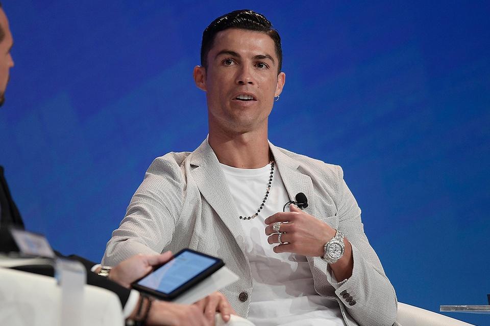 Ronaldo xuất hiện lần đầu với mẫu Rolex GMT Master II Ice trong lần tham dự Dubai Globe Soccer Awards hồi tháng 1/2020 ở Dubai (UAE). Theo Sport Bible, Ronaldo nằm trong số ít khách hàng được chọn để sở hữu mẫu đồng hồ này. Ảnh: PageSix.