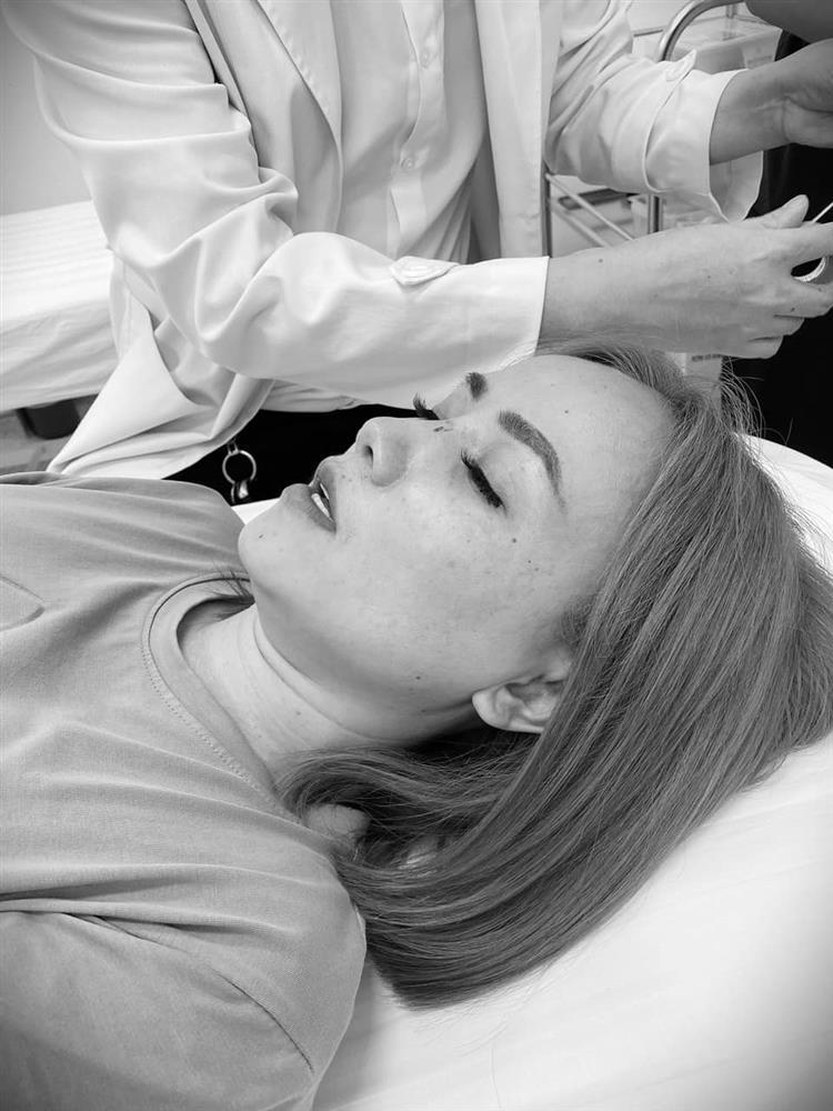 Hoàng Yến đi chữa mũi sau cú đấm trời giáng từ chồng cũ-2