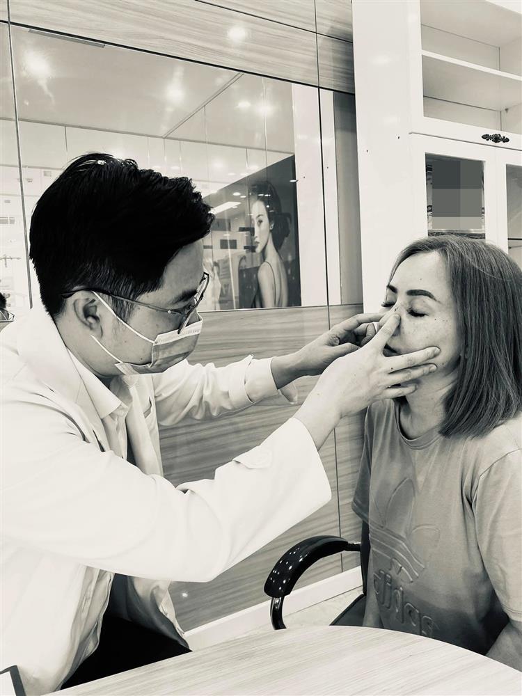 Hoàng Yến đi chữa mũi sau cú đấm trời giáng từ chồng cũ-1