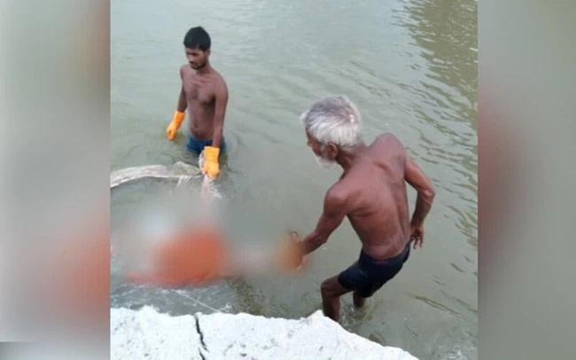 Dịch Covid-19 ở Ấn Độ vẫn chưa thôi ám ảnh: Xác chết lềnh bềnh trên sông Hằng-1