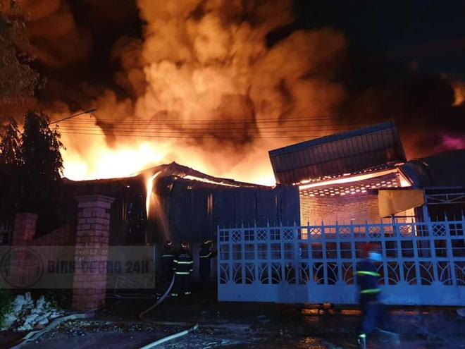 Cháy đỏ trời công ty rộng 1000m2 ở KCN Sóng Thần Bình Dương-11