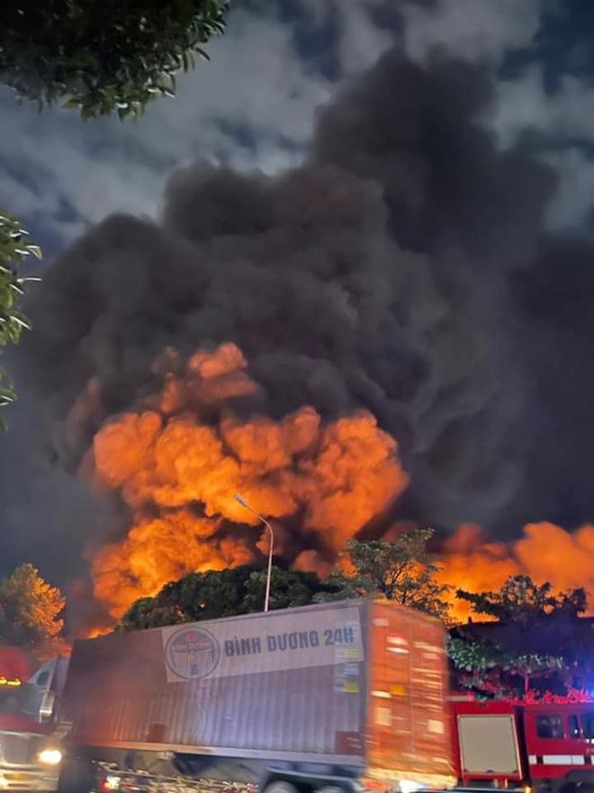 Cháy đỏ trời công ty rộng 1000m2 ở KCN Sóng Thần Bình Dương-10