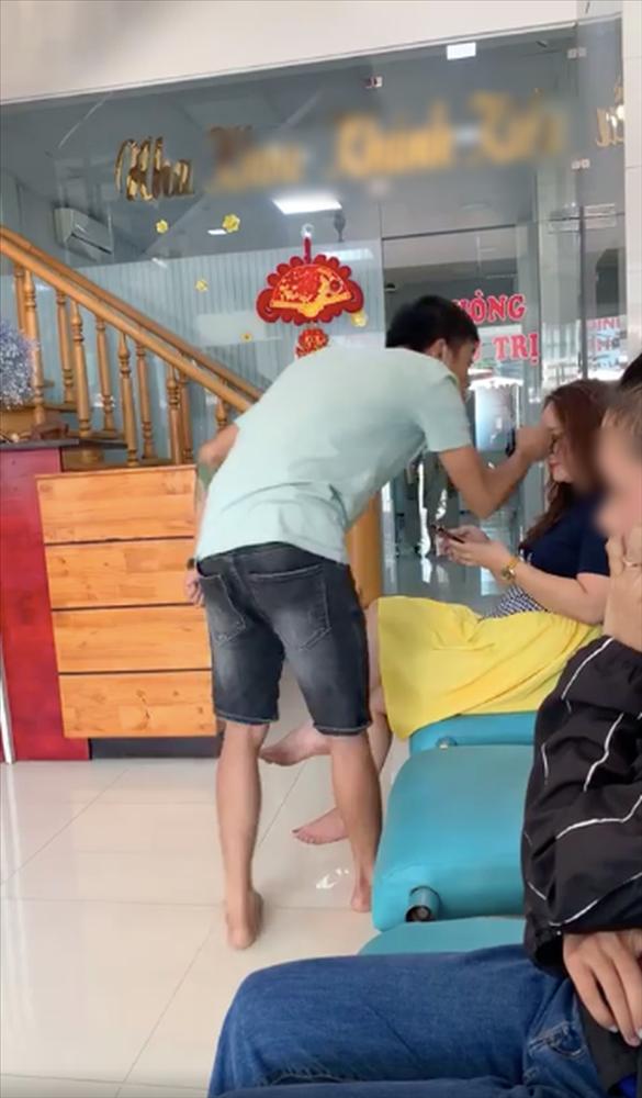 Clip: Vợ bị tát sưng mặt, chồng lao đến chửi bới đòi khô máu-1