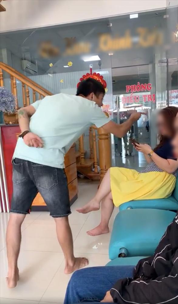 Clip: Vợ bị tát sưng mặt, chồng lao đến chửi bới đòi khô máu-2