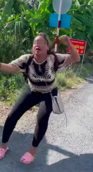 Không đeo khẩu trang còn cố thông chốt kiểm dịch: Tui chết cũng được-1