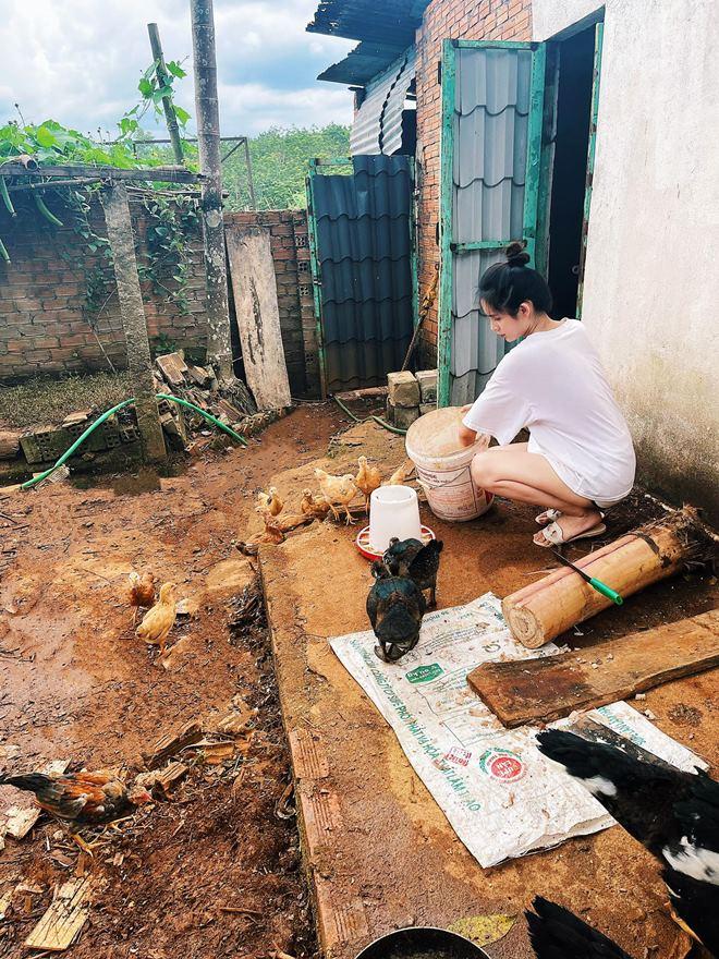 Loạt ảnh Á hậu về quê chăn vịt - người đẹp dép lê lái xe máy đi chợ-2