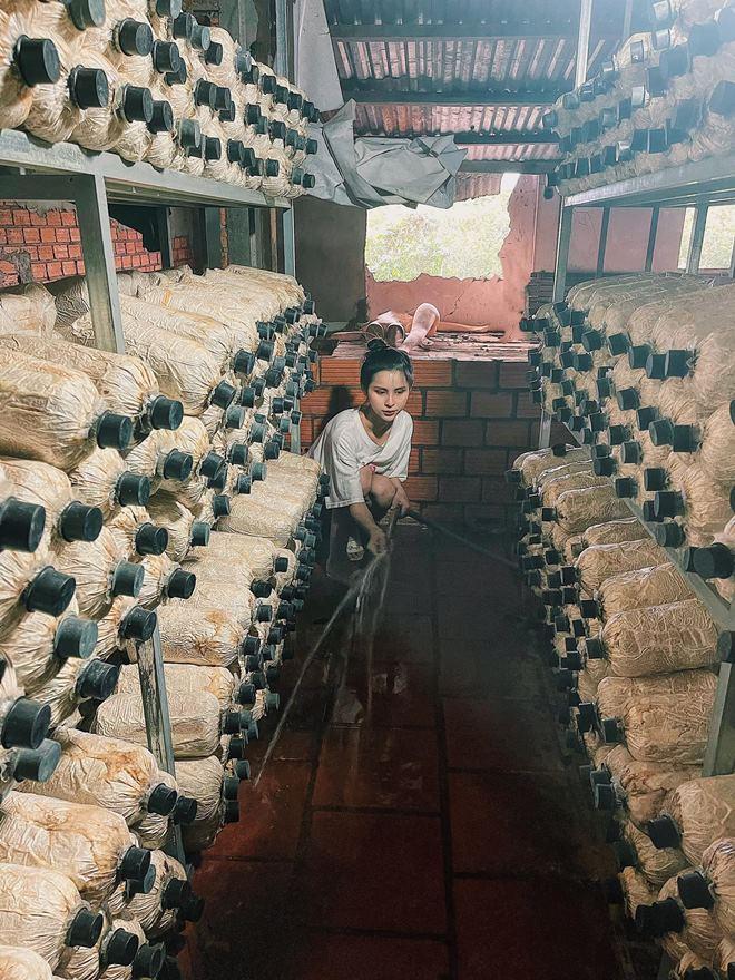 Loạt ảnh Á hậu về quê chăn vịt - người đẹp dép lê lái xe máy đi chợ-3